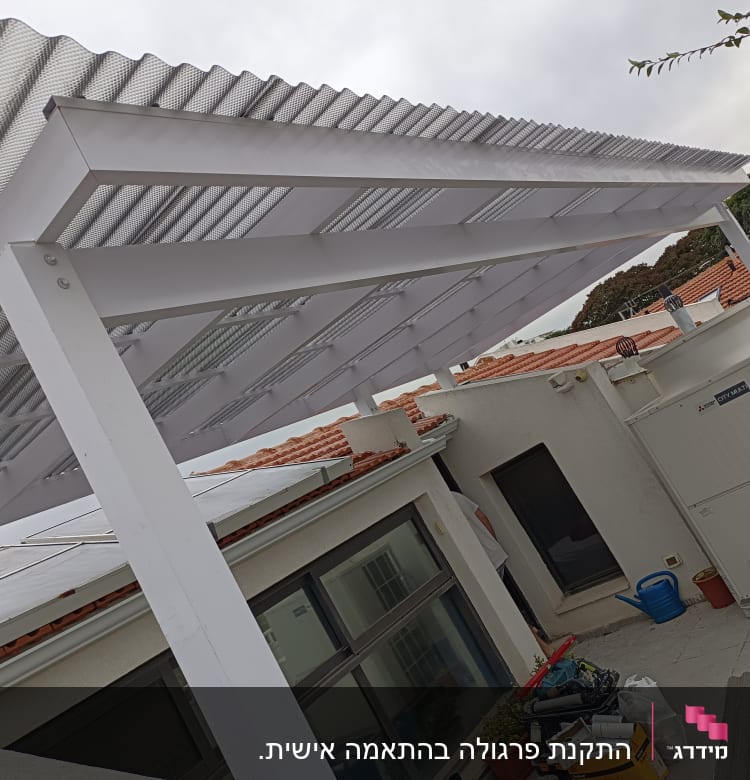 פרגולה מאלומיניום עם גג שקוף למחצה